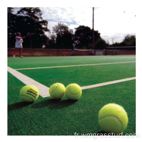 Gazon artificiel de tennis mettant l&#39;herbe verte